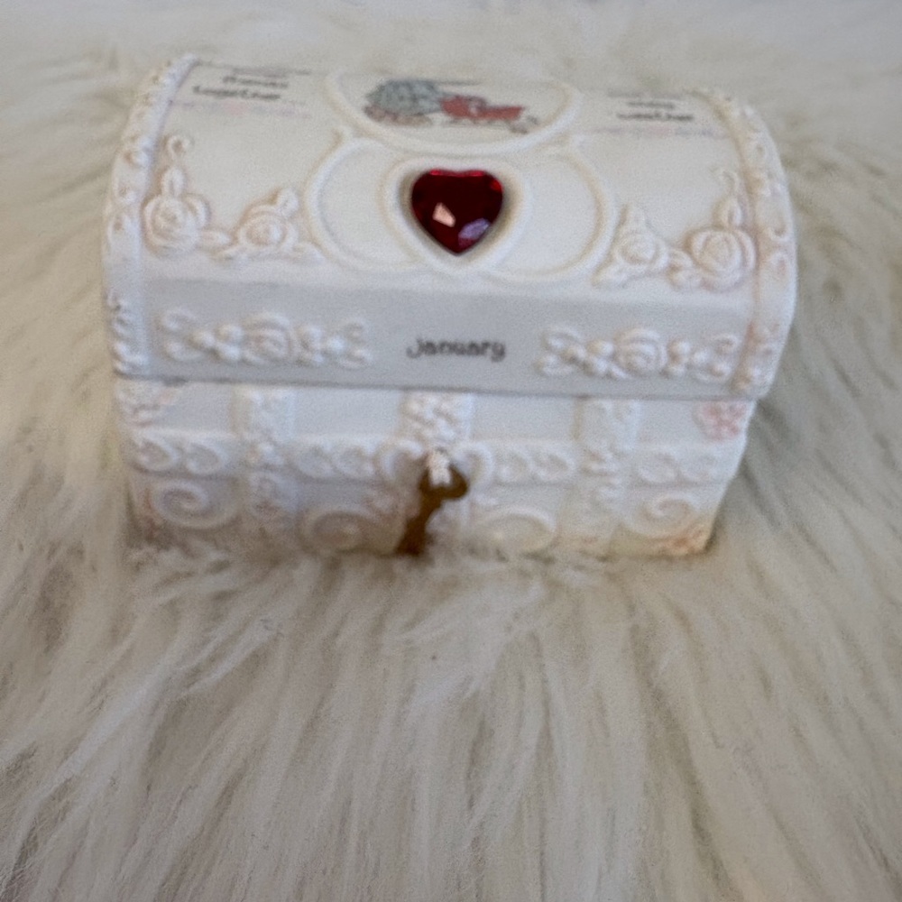 Precious Moments Collection Vintage Charming White Trinket Box with Heart Accent - Picture 2 of 9